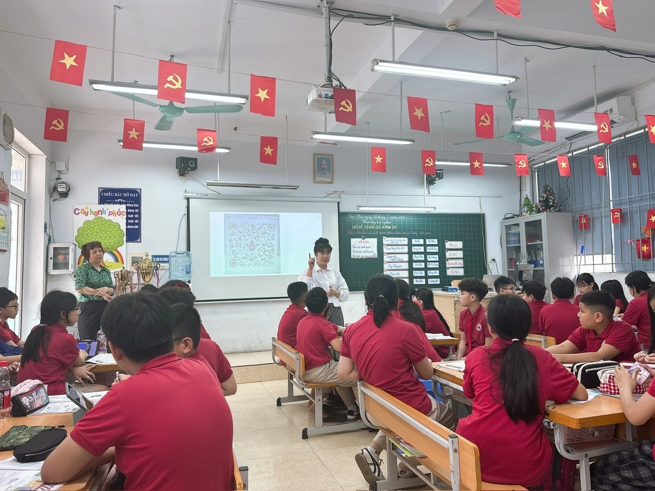 A group of people in a classroom

Description automatically generated