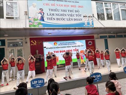 Liên đội trường Tiểu học Ba Đình tổ chức sinh hoạt dưới cờ nội dung: “Thi đua học tập” kỷ niệm 60 năm phong trào “Nghìn việc tốt