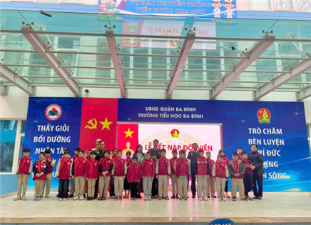 Lễ kết nạp Đội – Buổi lễ đánh dấu “sự trưởng thành” đầu tiên của học sinh trường Tiểu học Ba Đình