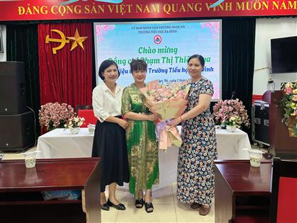 Vui mừng chào đón đồng chí Hiệu trưởng mới - Nhà giáo Phạm Thị Thiên Nga về nhận công tác tại Trường Tiểu học Ba Đình.