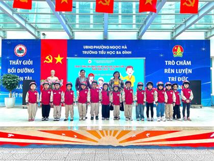 Trường Tiểu học Ba Đình trao tặng mũ bảo hiểm cho học sinh lớp 1