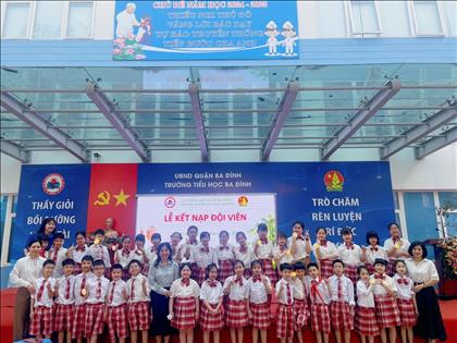 Trường Tiểu học Ba Đình tổ chức Lễ kết nạp Đội viên cho học sinh lớp 3