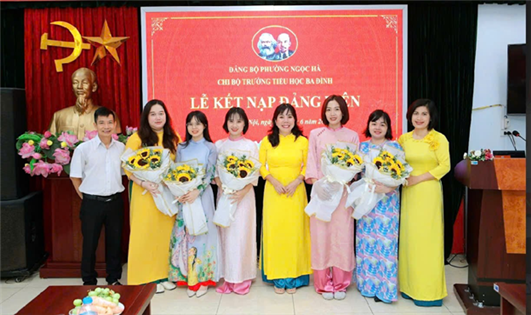 Chi bộ trường Tiểu học Ba Đình trang trọng tổ chức Lễ kết nạp Đảng viên mới.