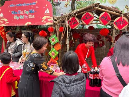 Hoạt động hội chợ trong Ngày hội bánh chưng của học sinh lớp 5 trường Tiểu học Ba Đình