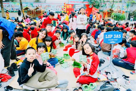 Rộn ràng Ngày hội Bánh chưng tại Trường Tiểu học Ba Đình: Cùng học sinh khối 3 gói trọn yêu thương, đón Tết sum vầy
