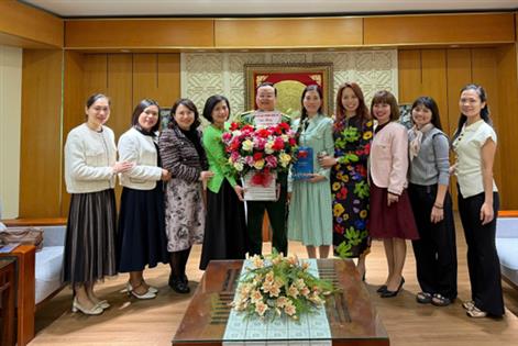 Trường Tiểu học Ba Đình thăm và chúc mừng các đơn vị y tế nhân Ngày thầy thuốc Việt Nam 27/2