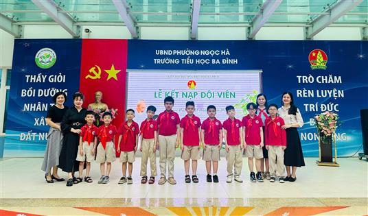 Lễ kết nạp Đội viên của trường Tiểu học Ba Đình