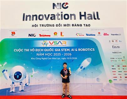 Cậu học trò nhỏ Đinh Bảo Nguyên học sinh lớp 3A4 trường Tiểu học Ba Đình xuất sắc tỏa sáng tài năng và trí tuệ tại Chung kết Vô địch KC aiRoboMaker