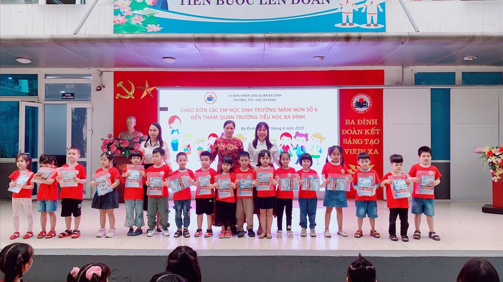 Trường Tiểu học Ba Đình đón các em học sinh trường Mầm non số 6 đến tham quan trường .