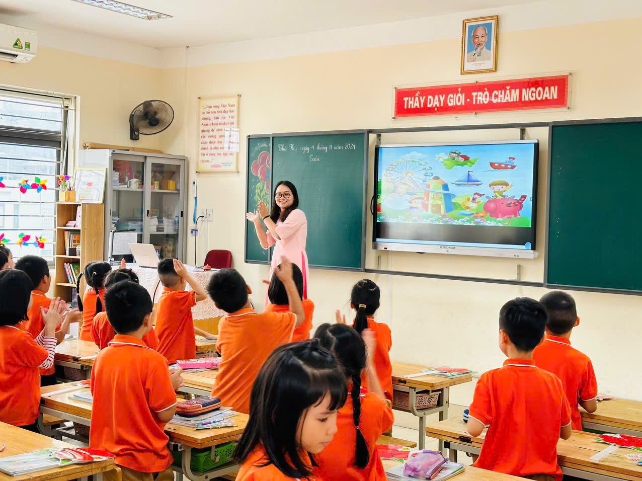 Cô giáo Nguyễn Thu Thủy - trường Tiểu học Ba Đình hoàn thành tốt tiết dự thi giáo viên dạy giỏi cấp Quận