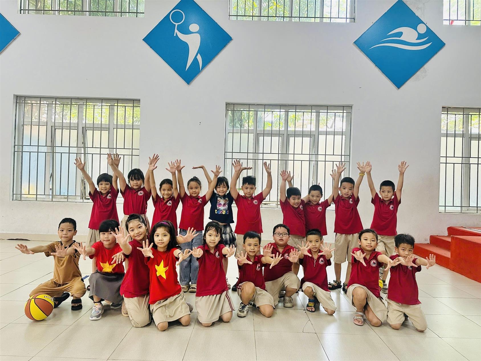 Học sinh khối 2 trường Tiểu học Ba Đình hăng hái tham gia thi đấu bóng rổ và chuyền bóng tiếp sức