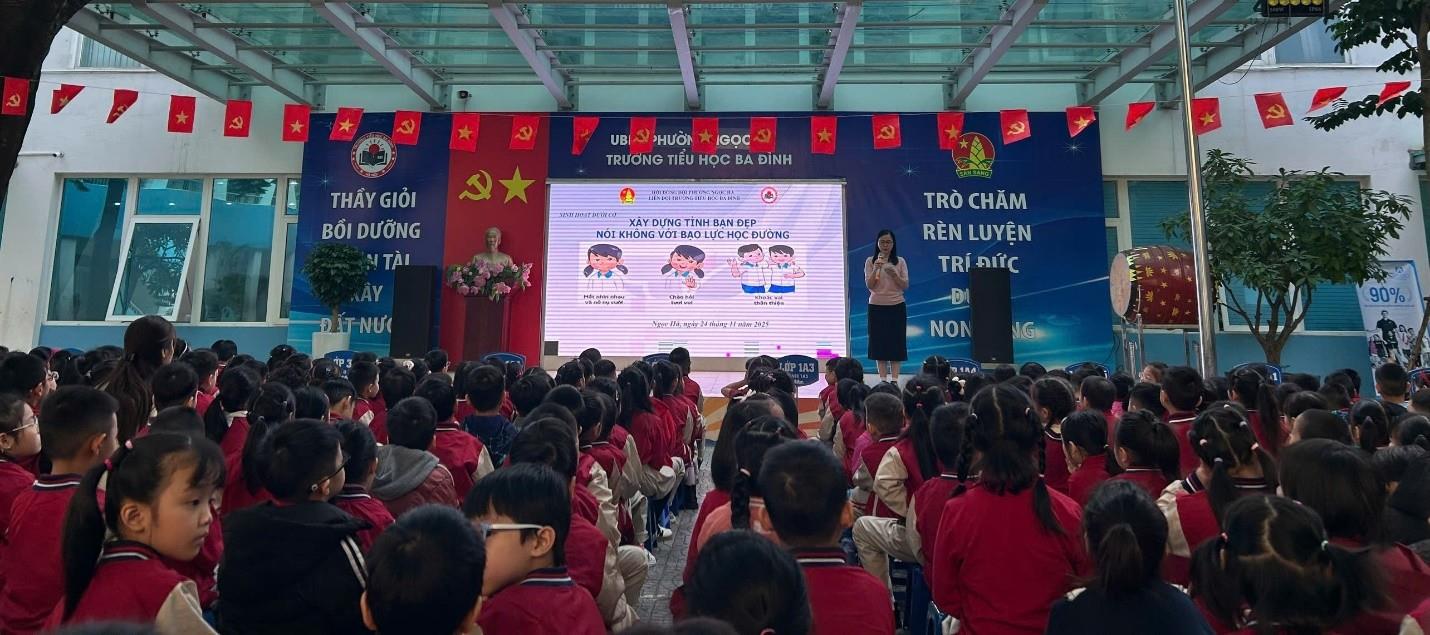 Liên đội Trường Tiểu học Ba Đình tổ chức sinh hoạt dưới cờ chủ đề "Xây dựng tình bạn đẹp - nói không với bạo lực học đường”