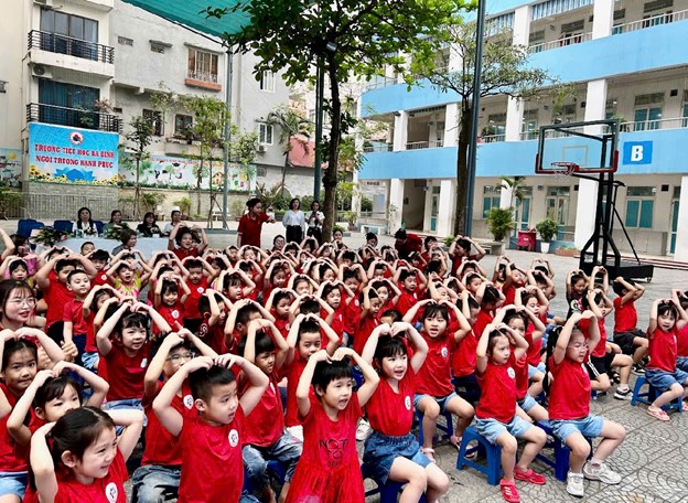 Hành trình làm quen với ngôi trường Tiểu học Ba Đình của các con học sinh trường Mầm non số 6.