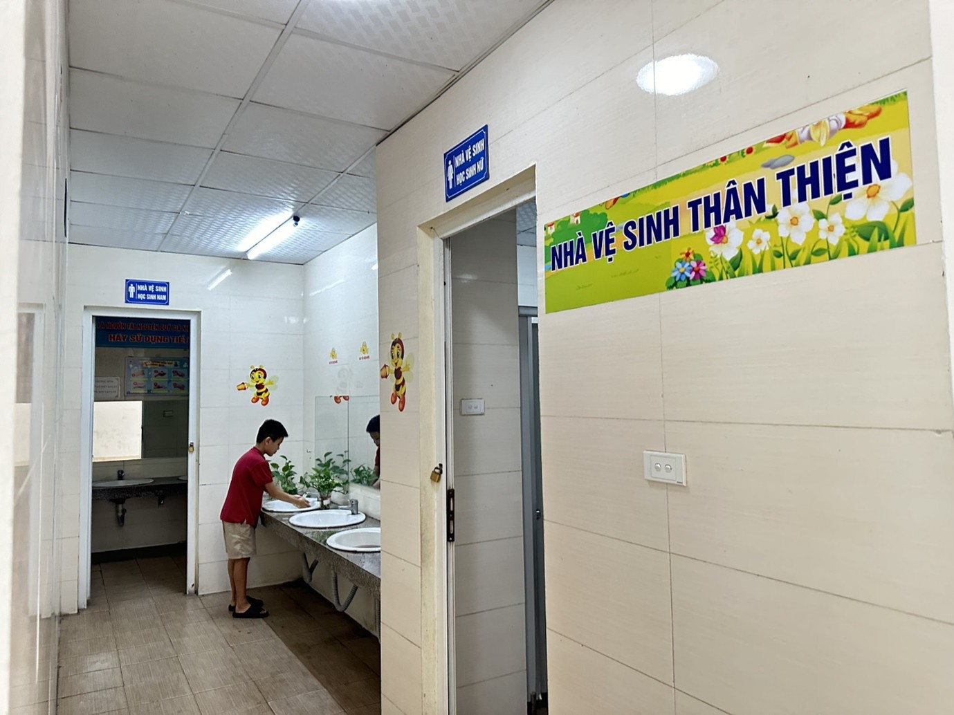 Trường Tiểu học Ba Đình luôn duy trì mô hình nhà vệ sinh thân thiện
