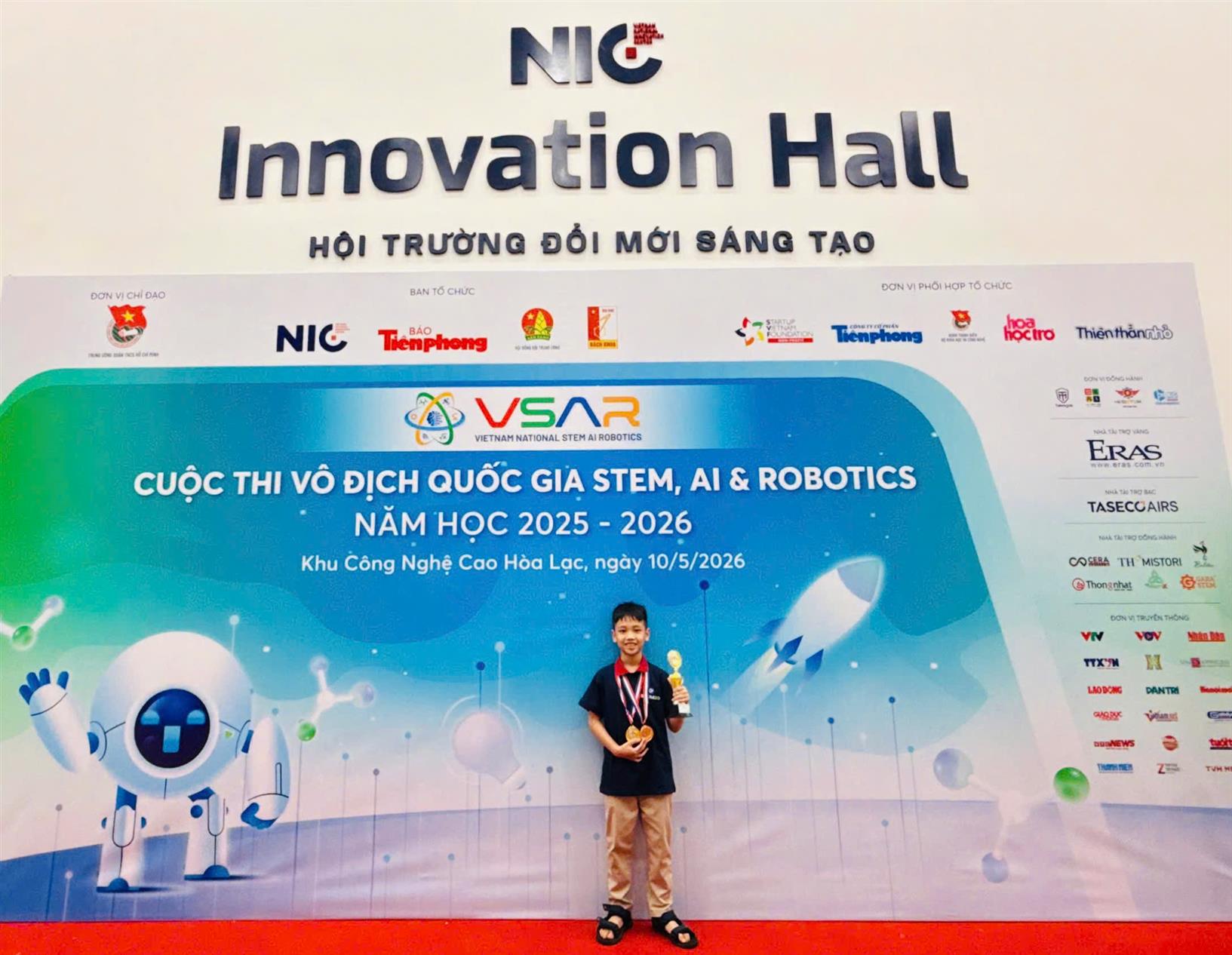 Cậu học trò nhỏ Đinh Bảo Nguyên học sinh lớp 3A4 trường Tiểu học Ba Đình xuất sắc tỏa sáng tài năng và trí tuệ tại Chung kết Vô địch KC aiRoboMaker