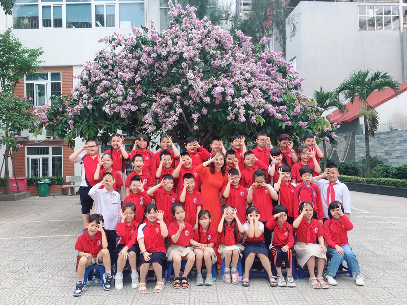 Có thể là hình ảnh về một hoặc nhiều người, mọi người đang đứng, hoa, ngoài trời và cây