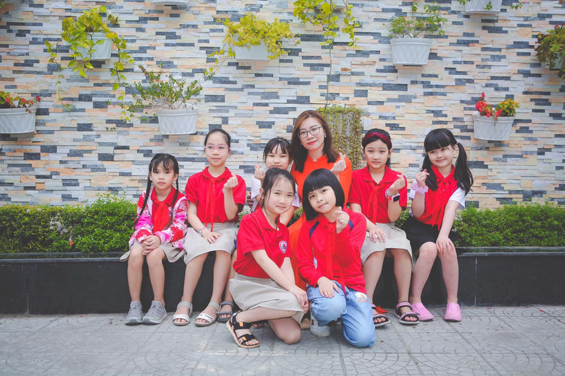 Có thể là hình ảnh về trẻ em và đang đứng