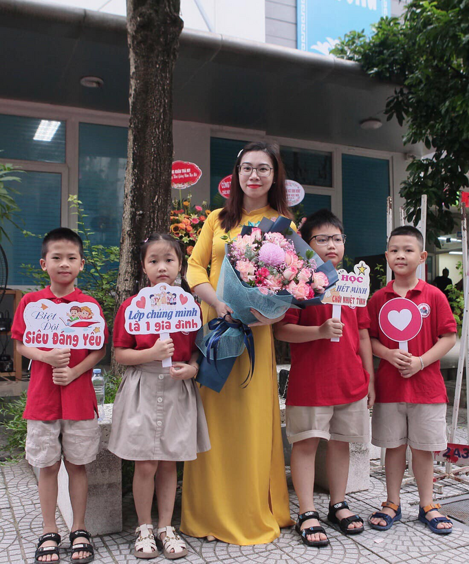 Có thể là hình ảnh về 5 người, trẻ em, mọi người đang đứng và hoa hồng