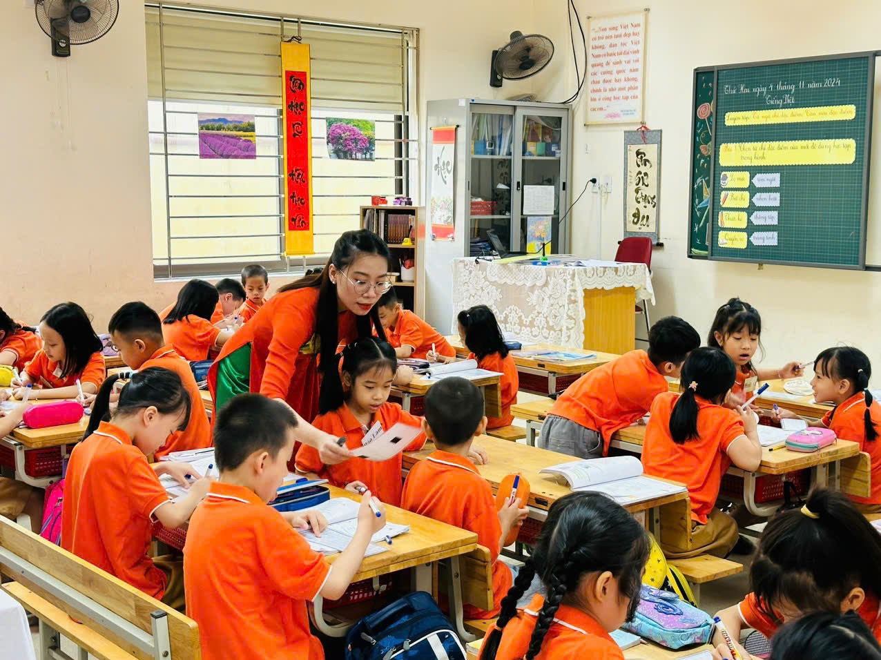 A group of children in a classroom

Description automatically generated