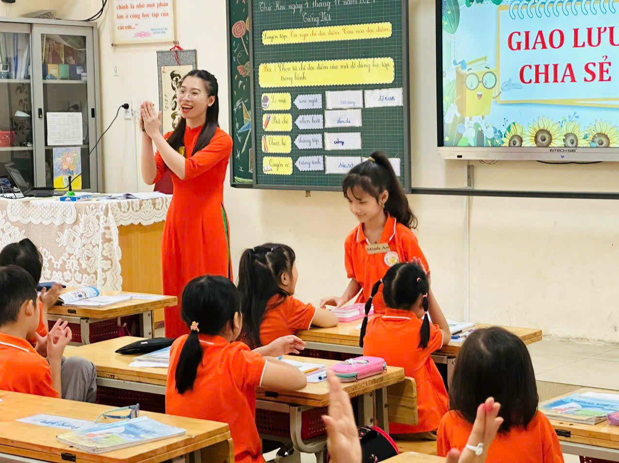 A group of children in a classroom

Description automatically generated