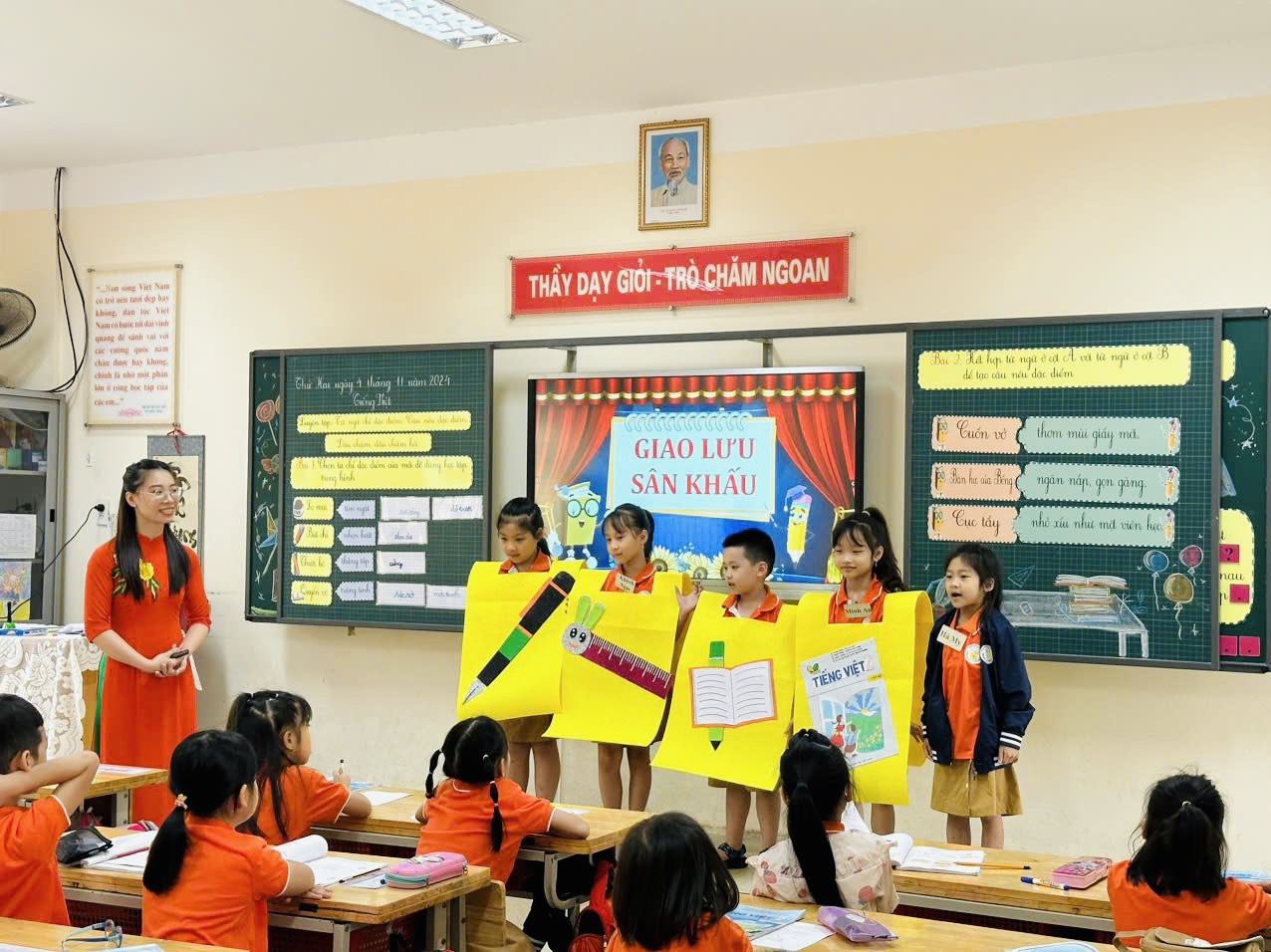 A group of children in a classroom

Description automatically generated