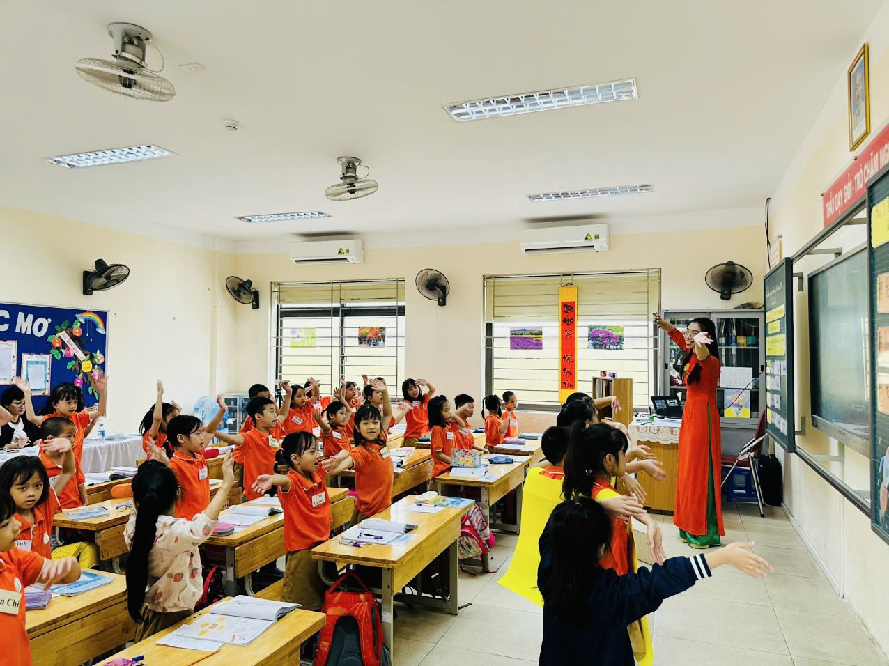 A group of children in a classroom

Description automatically generated