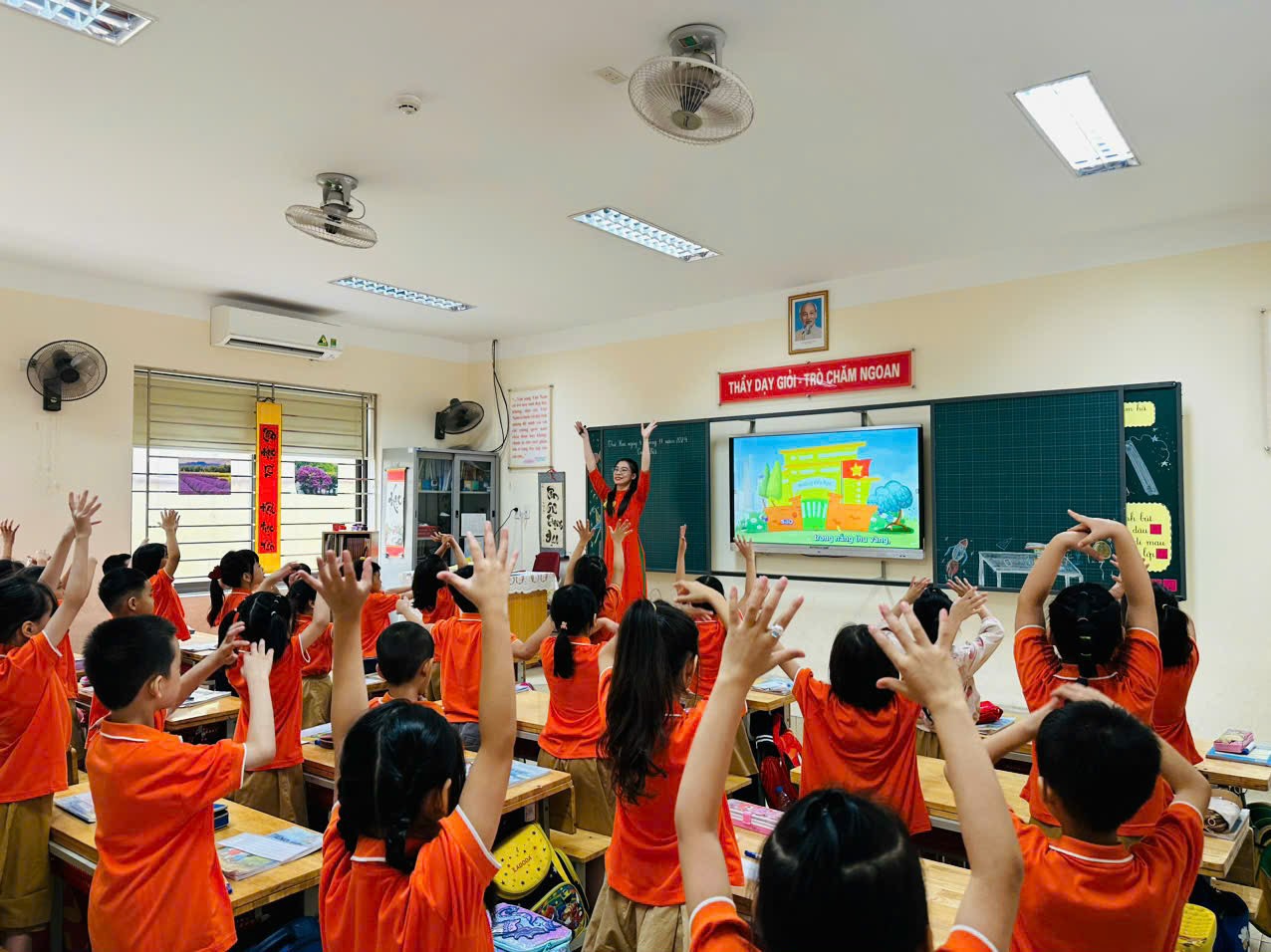 A group of children raising their hands in a classroom

Description automatically generated