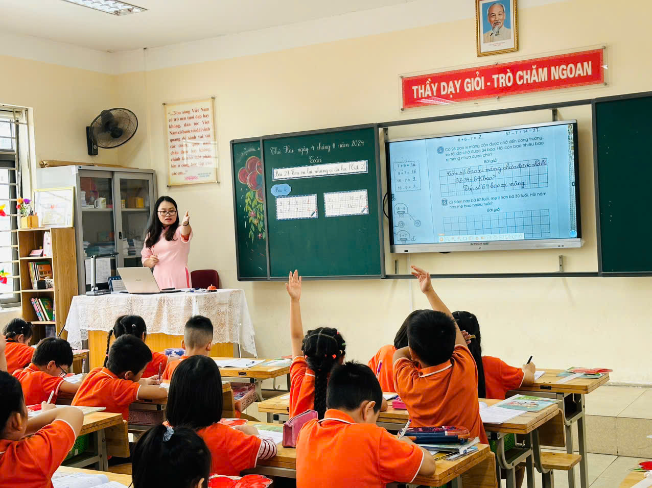 A group of children in a classroom

Description automatically generated