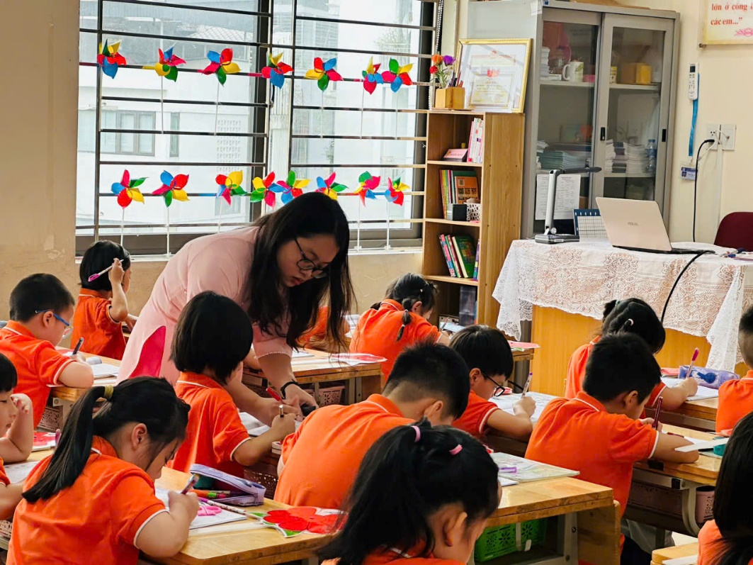 A group of children in a classroom

Description automatically generated