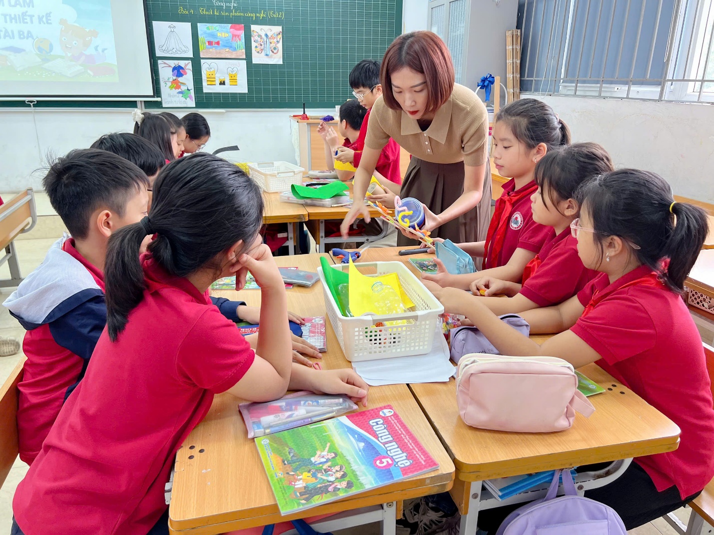 A group of children in a classroom

Description automatically generated