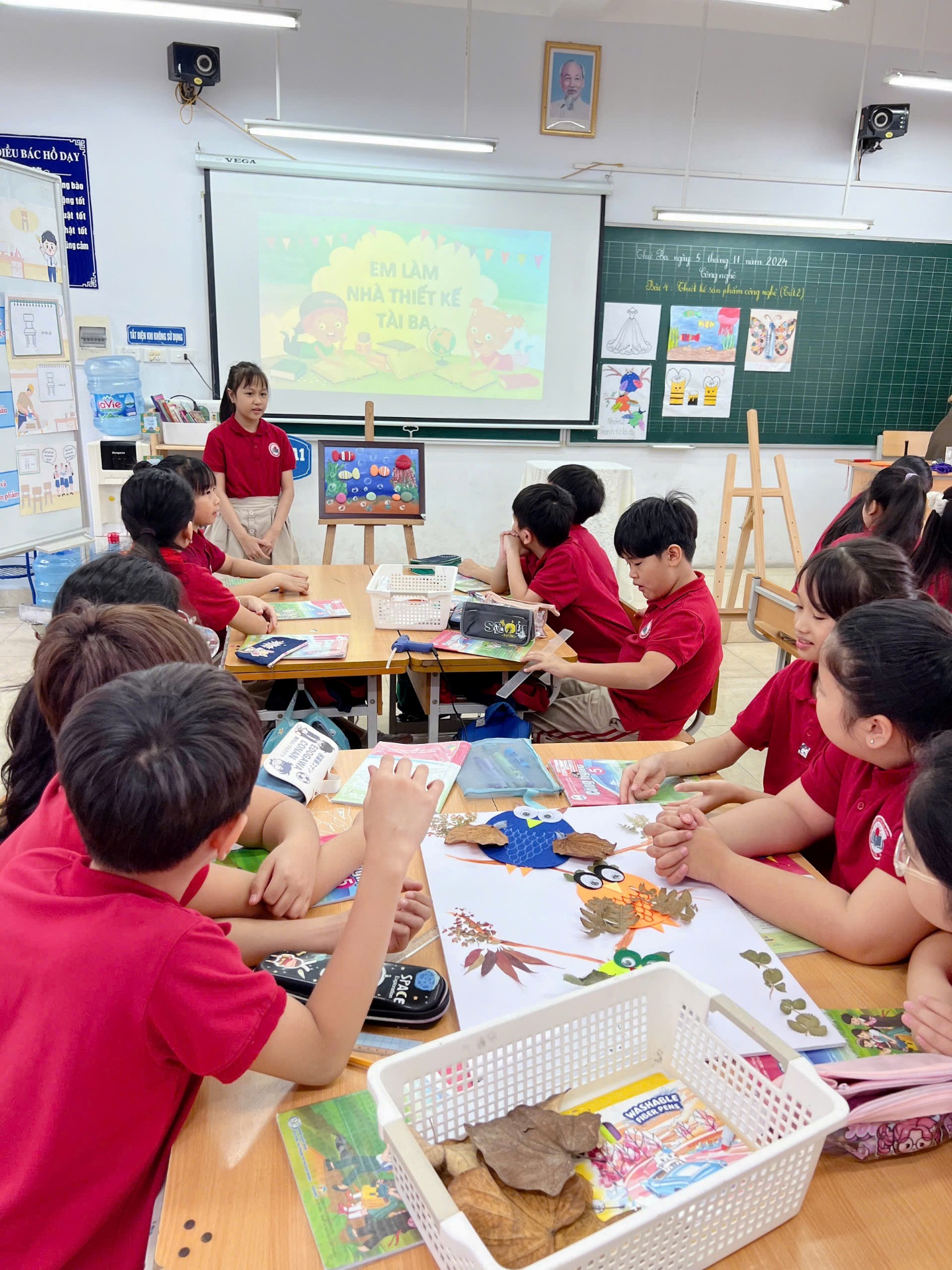 A group of children in a classroom

Description automatically generated