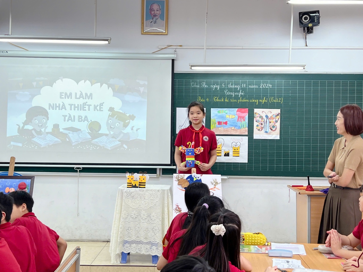 A person standing in front of a classroom

Description automatically generated