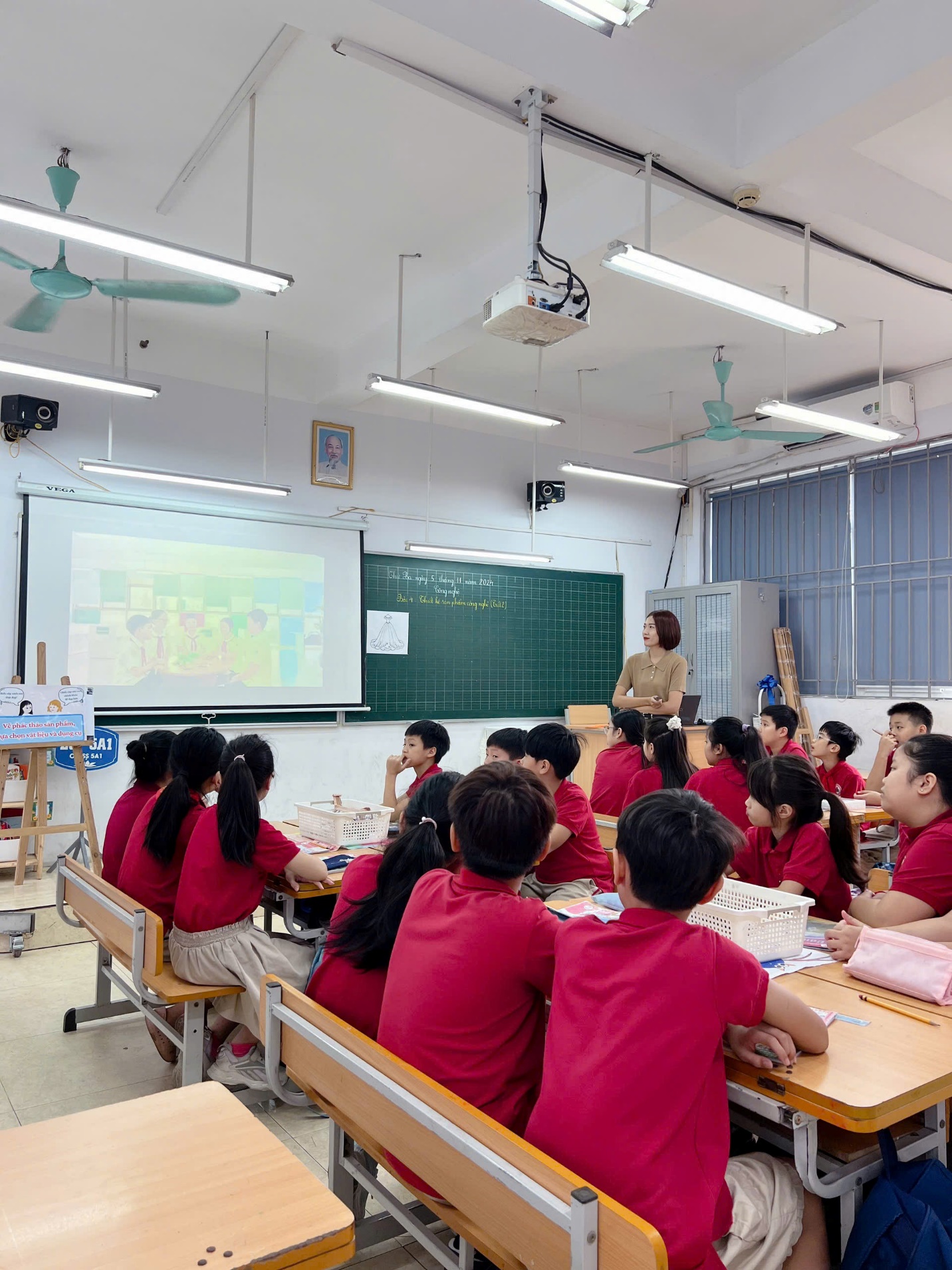 A group of students in a classroom

Description automatically generated