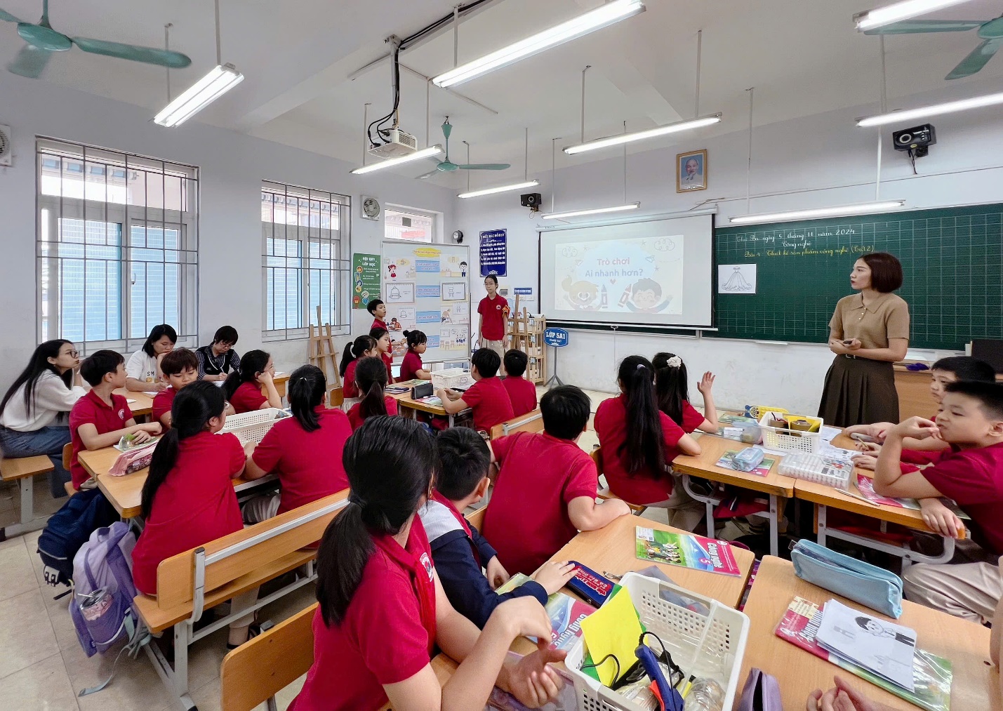 A group of people in a classroom

Description automatically generated