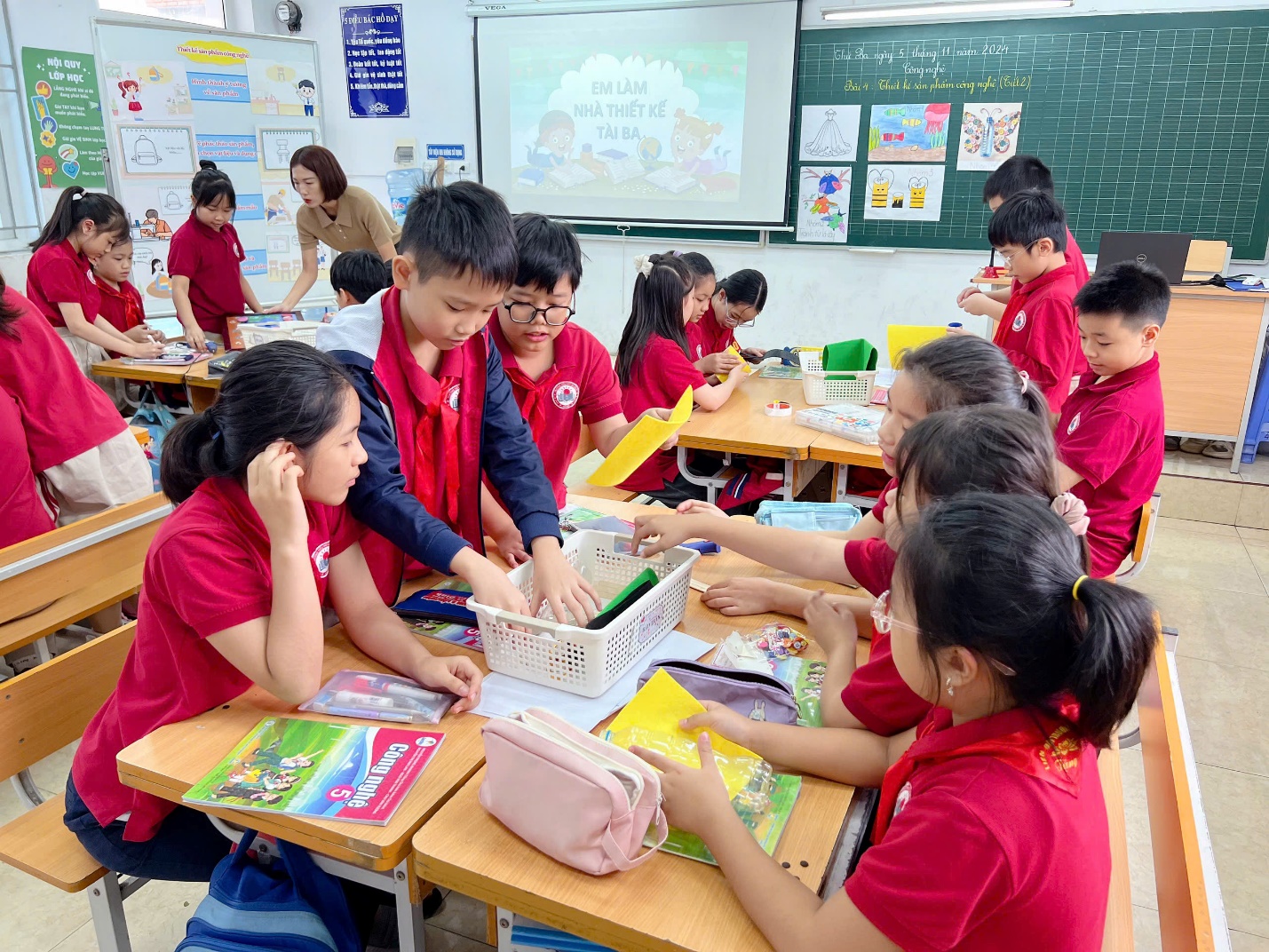 A group of children in a classroom

Description automatically generated