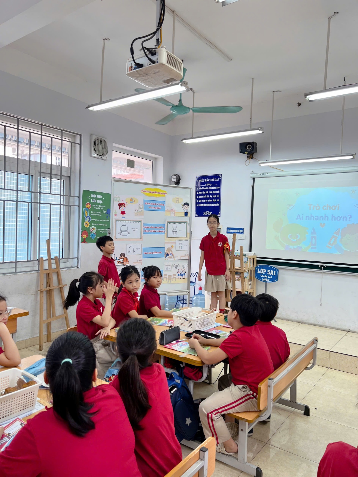 A group of children in a classroom

Description automatically generated