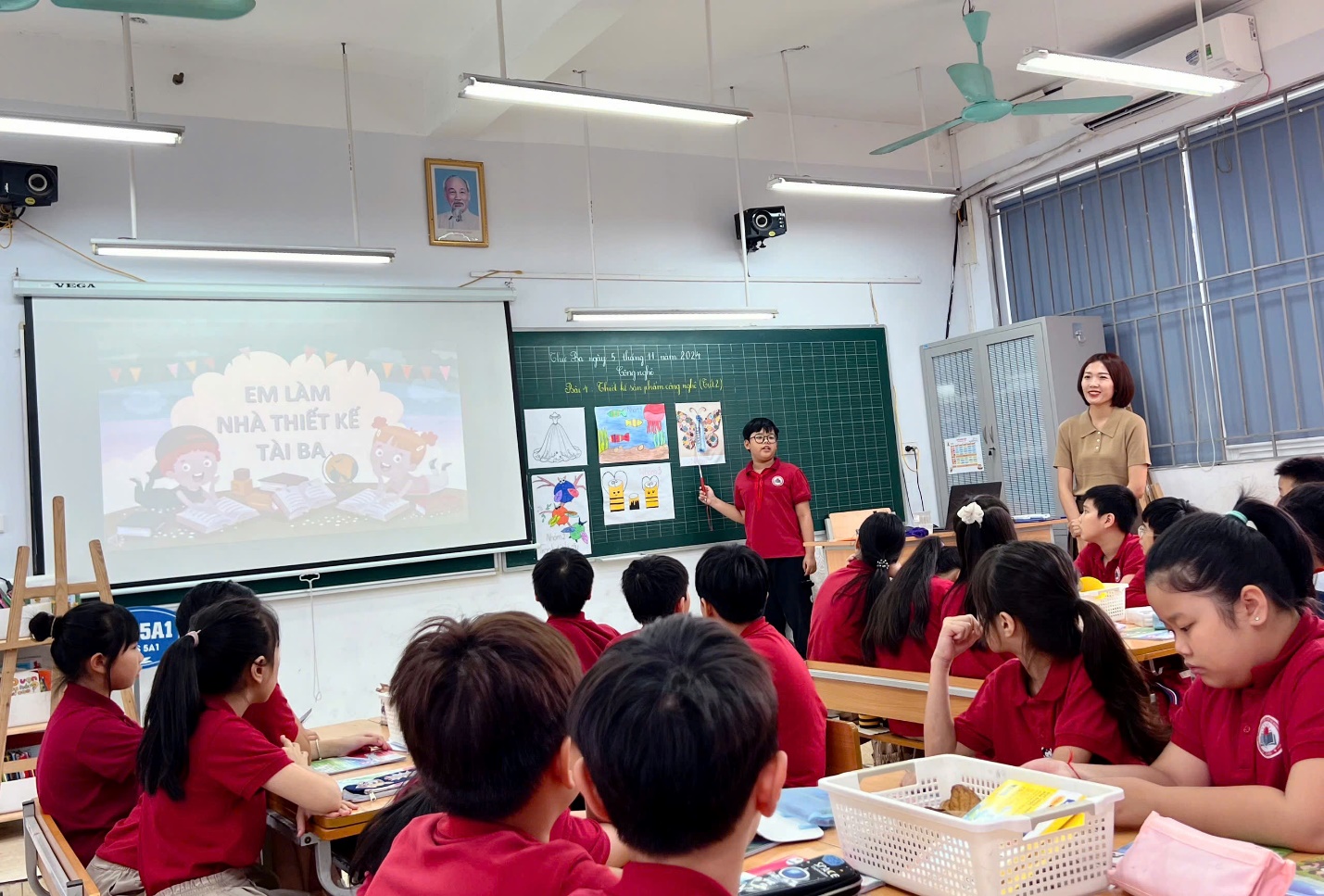 A group of students in a classroom

Description automatically generated