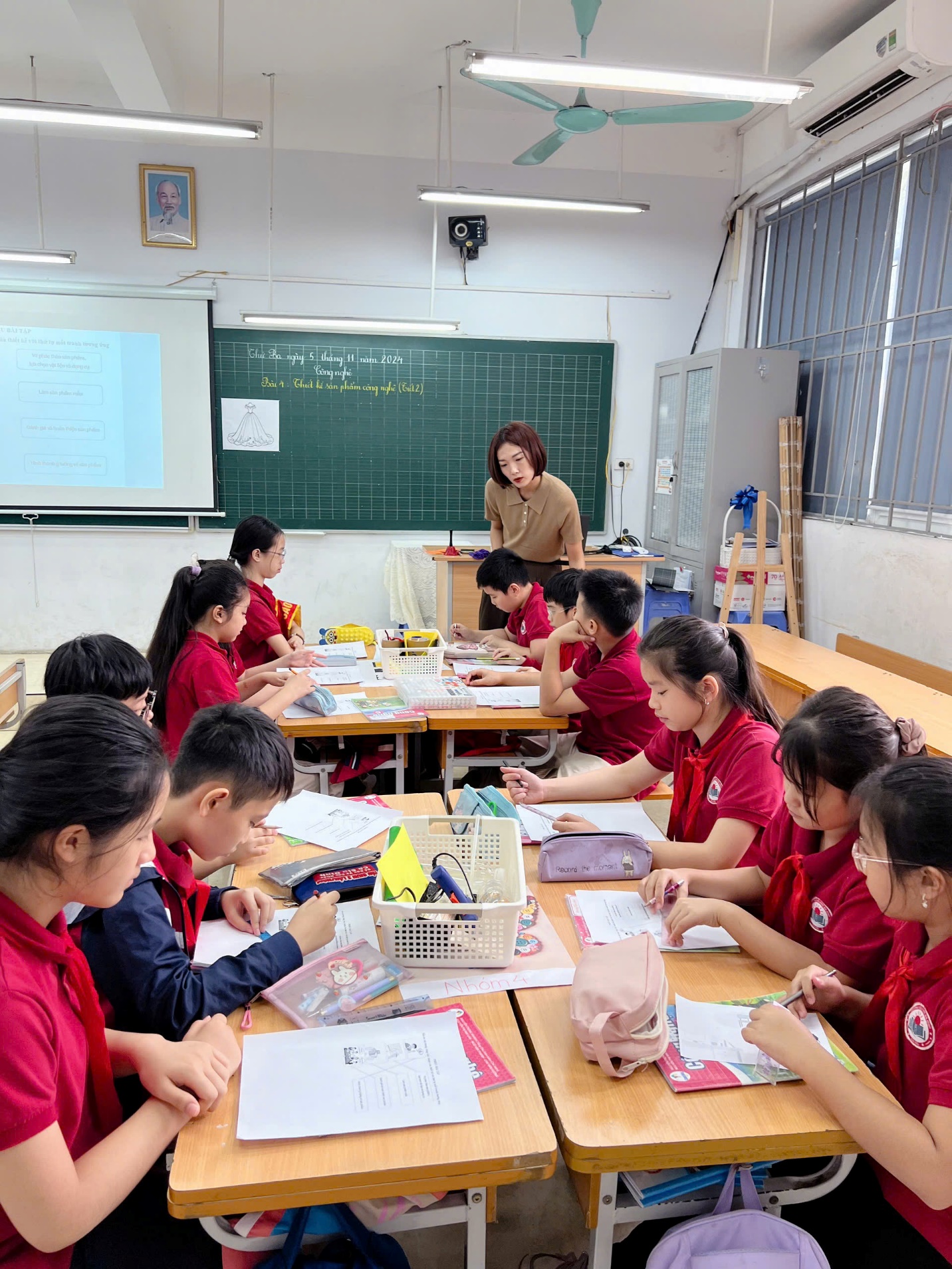 A group of students in a classroom

Description automatically generated