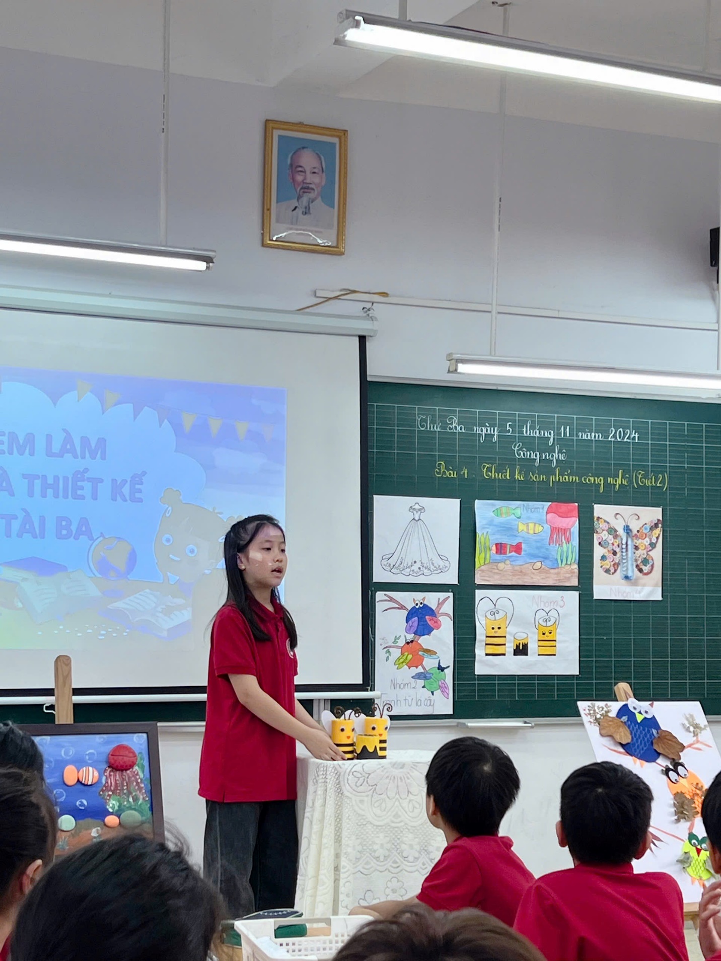 A child standing in front of a classroom

Description automatically generated