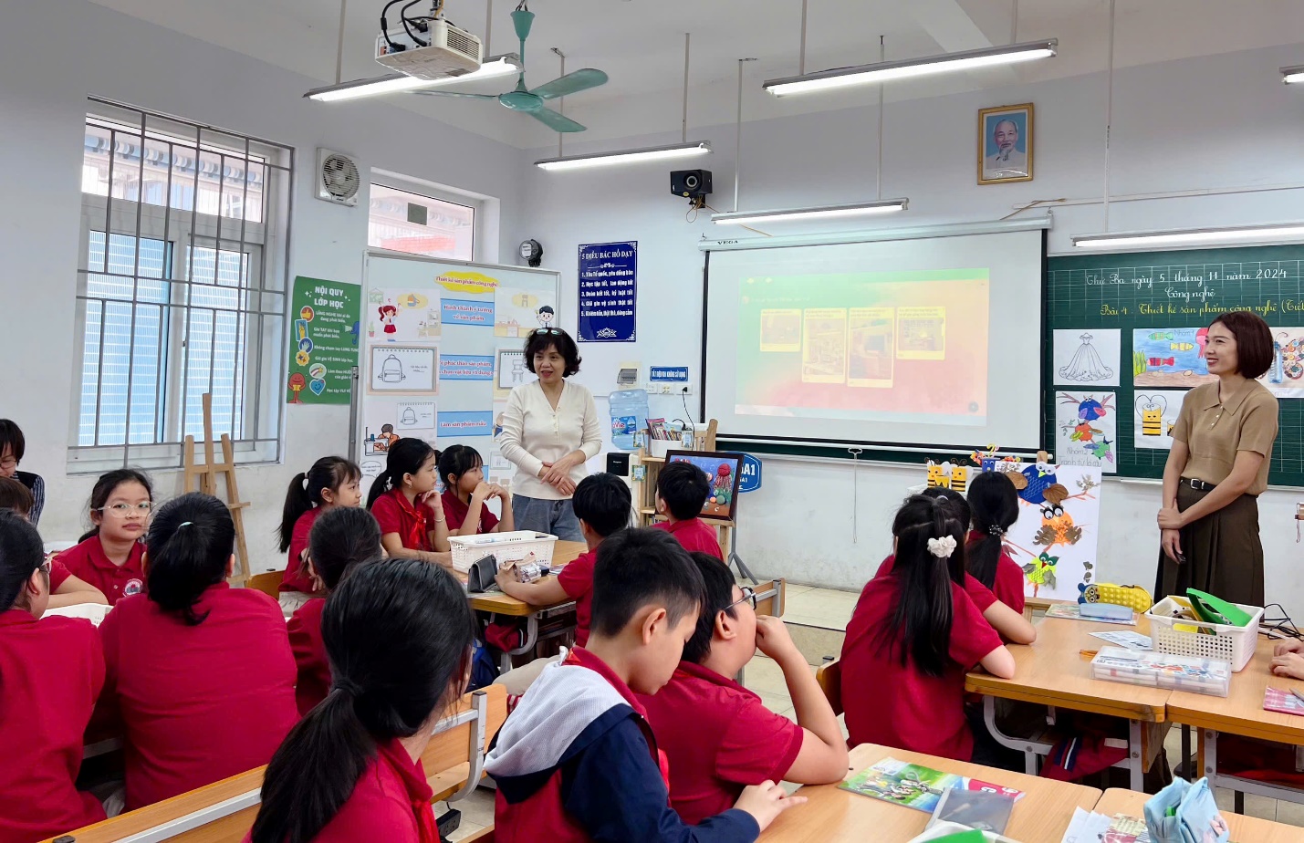 A teacher teaching a class of students

Description automatically generated