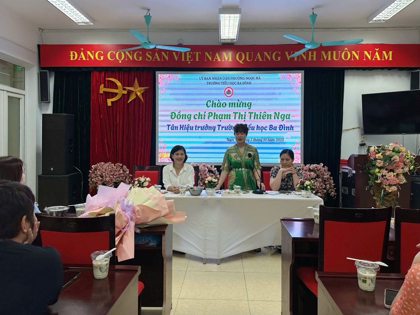 A group of people sitting at a table

AI-generated content may be incorrect.