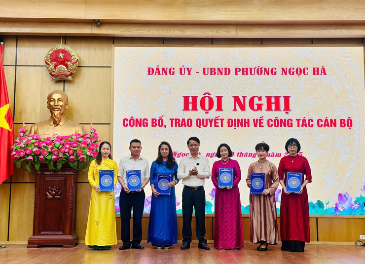 A group of people holding certificates

AI-generated content may be incorrect.