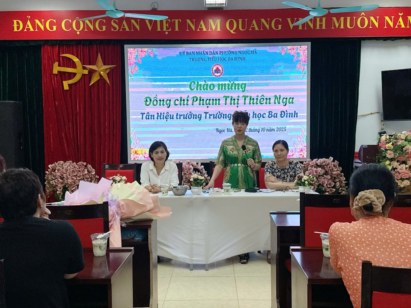 A group of people sitting at a table

AI-generated content may be incorrect.