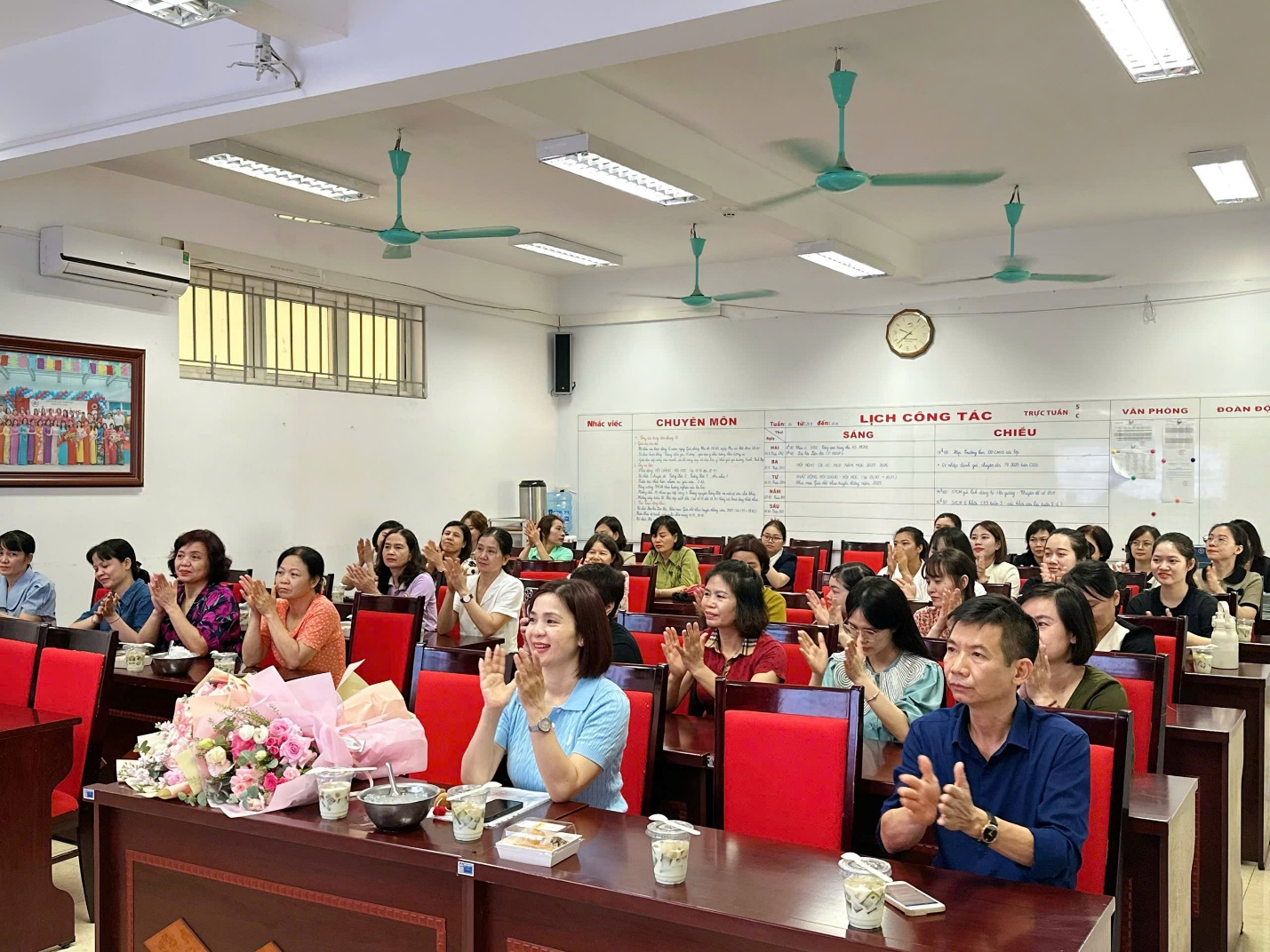 A group of people in a classroom

AI-generated content may be incorrect.