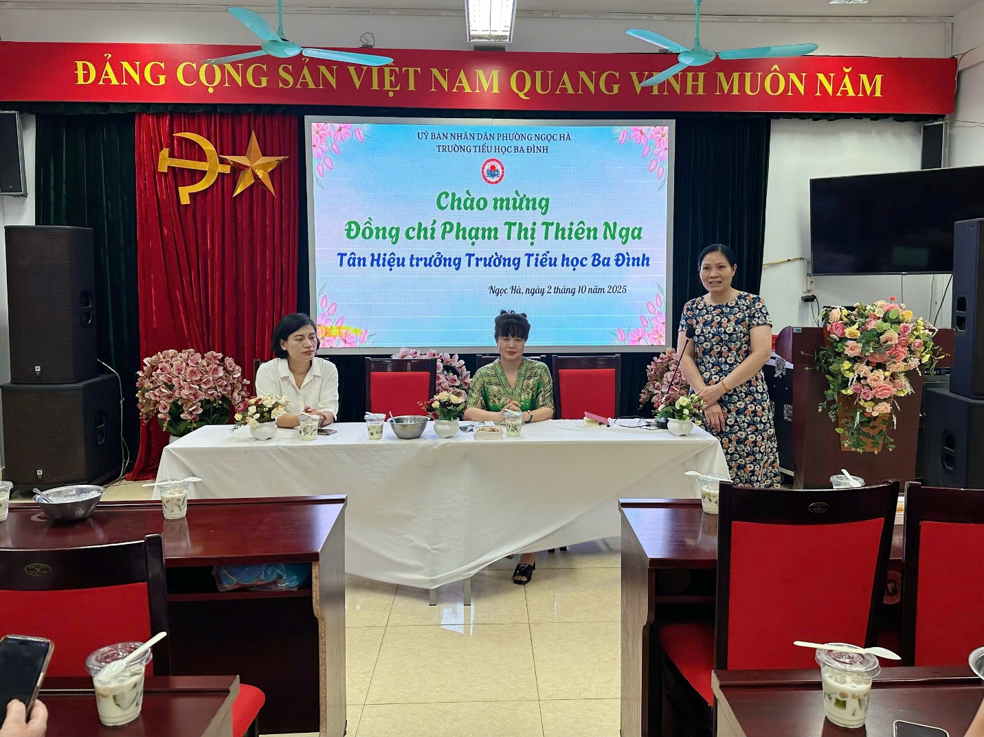 A group of people standing around a table

AI-generated content may be incorrect.