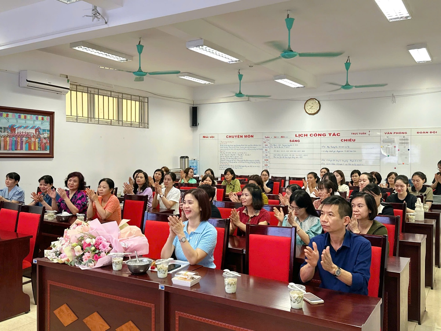 A group of people in a classroom

AI-generated content may be incorrect.