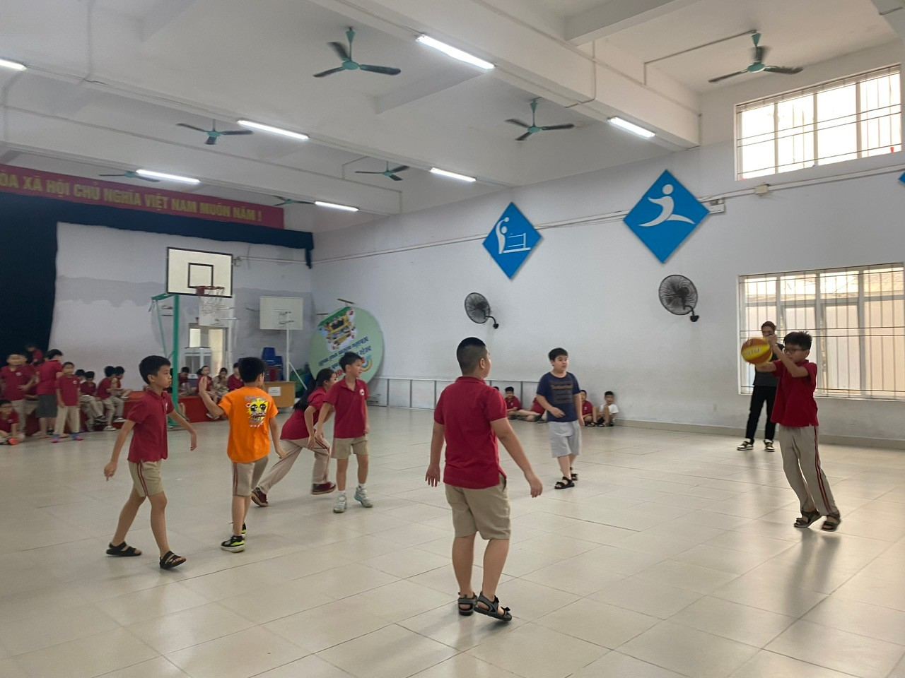 A group of kids in a gym

Description automatically generated