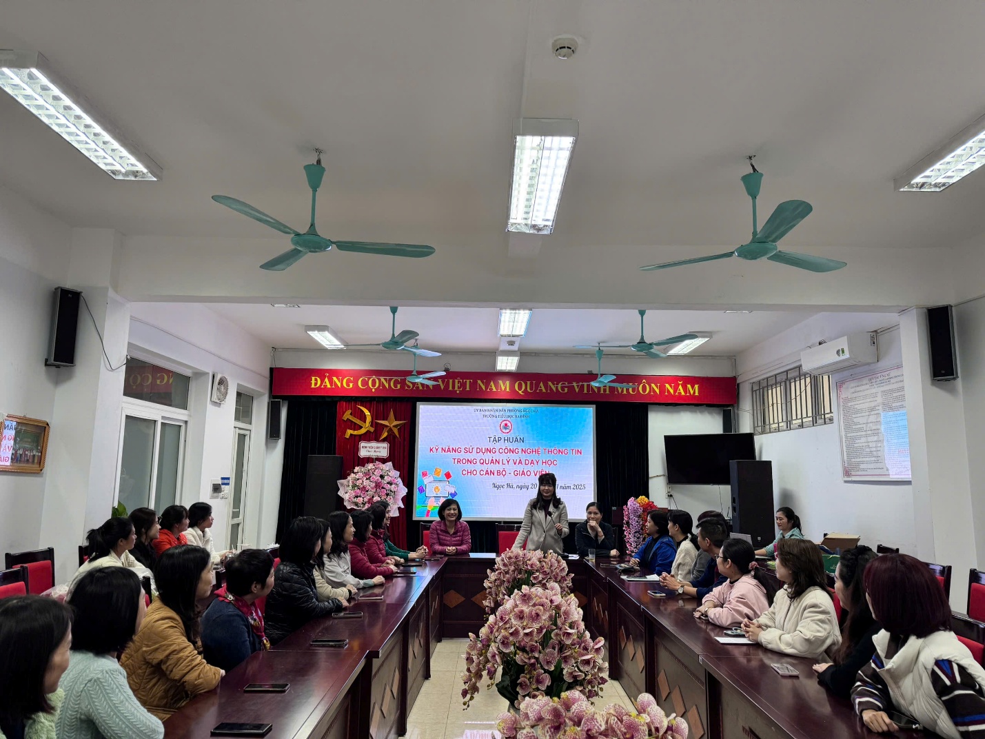 A group of people in a room

AI-generated content may be incorrect.