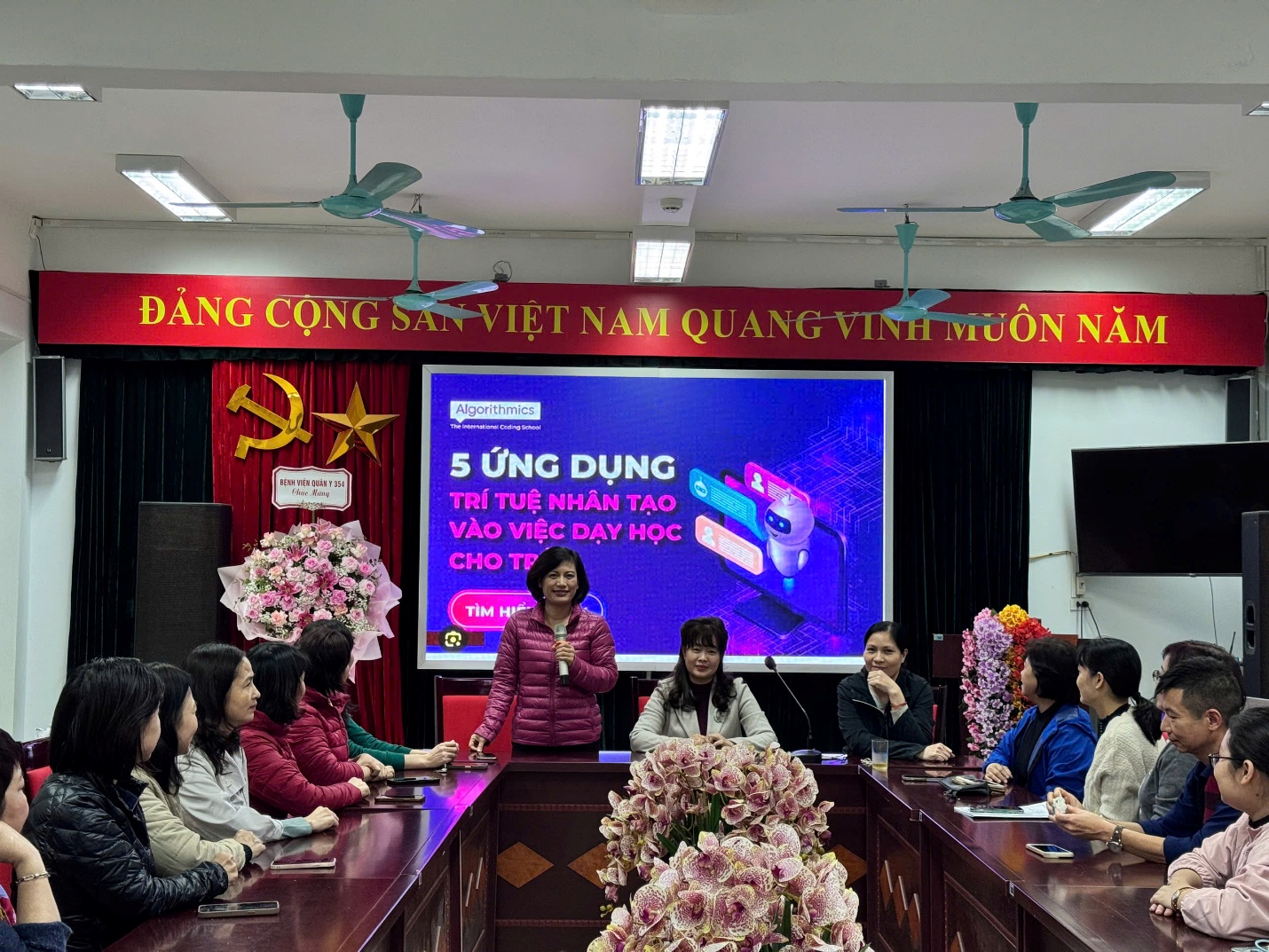 A group of people sitting in a room

AI-generated content may be incorrect.