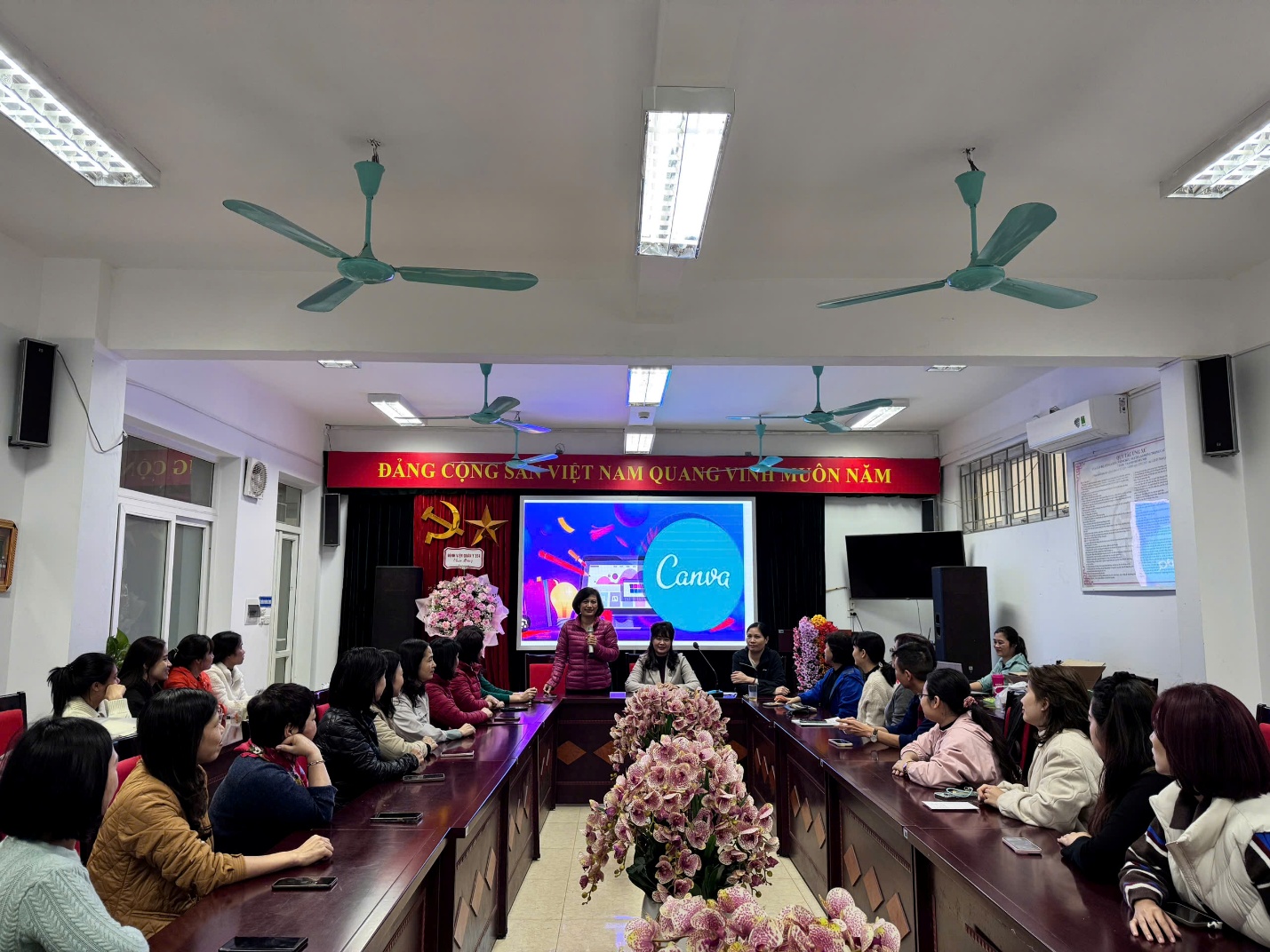 A group of people sitting in a room

AI-generated content may be incorrect.